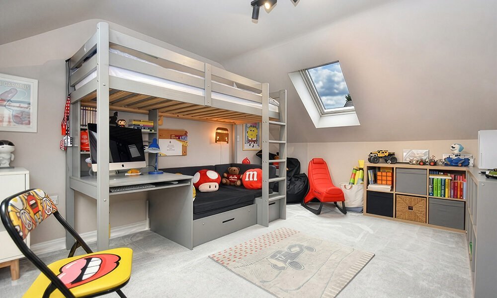 loft bedroom 4 bed house for sale hurst green