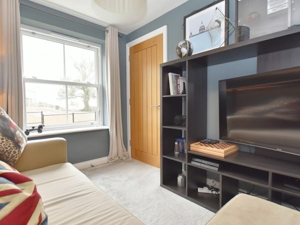 detached 4 bed house for sale hurst green snug